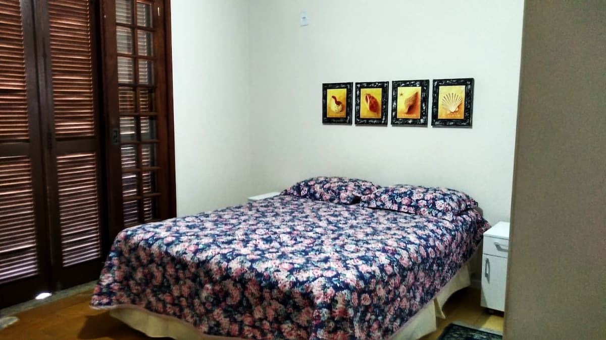 chumba 1 cha kulala kilicho na kabati janja la televisheni 