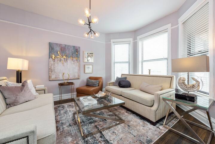 Beautiful Home, Great for Groups, by Wrigley+CTA ! gallery image 2