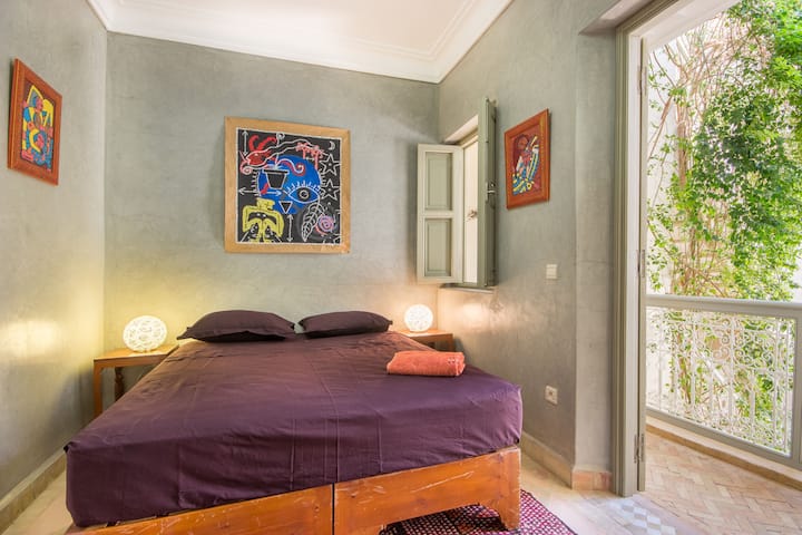 Slaapkamer met simplistische inrichting