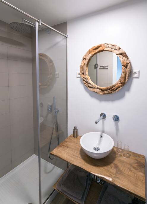 badkamer met regendouche en toilet
