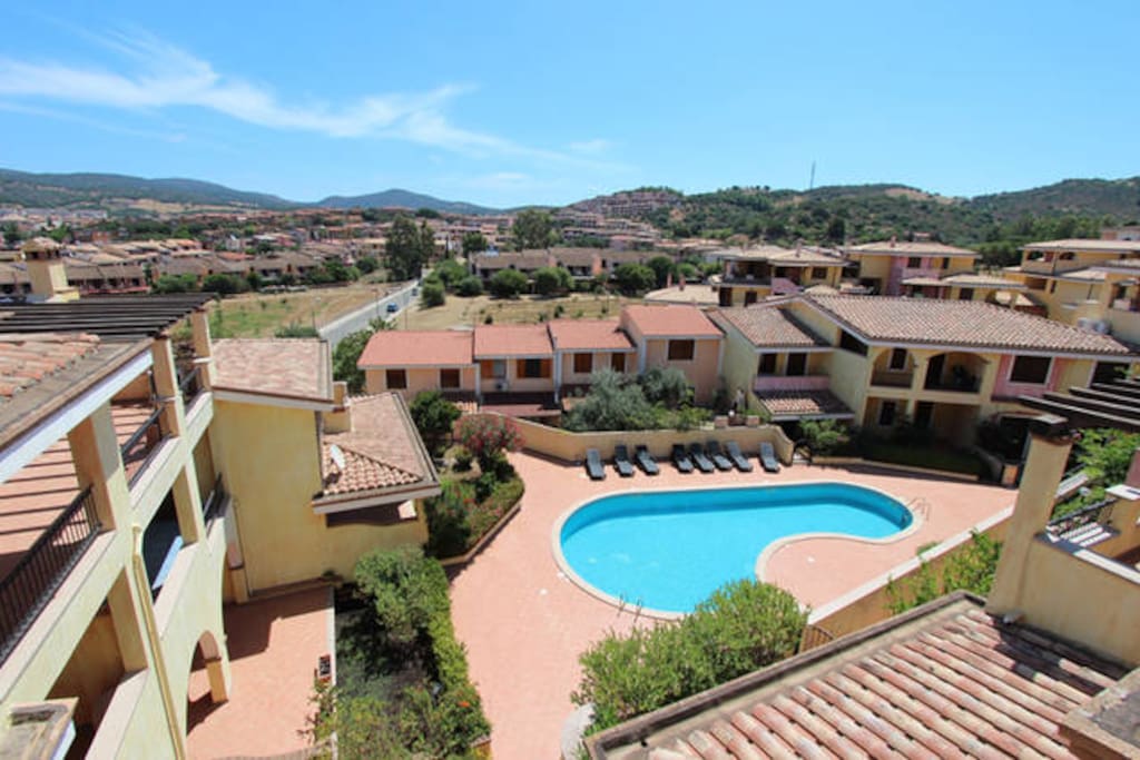 Piscina del complesso residenziale vista dall'alto