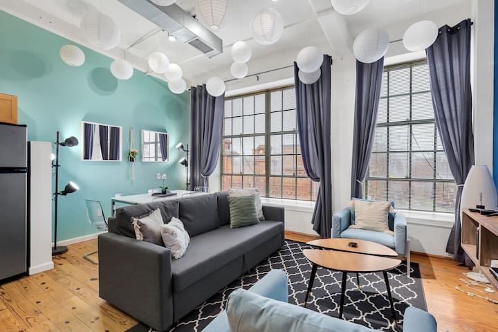 Hip, Vibrant 2BR in Downtown's Warehouse District