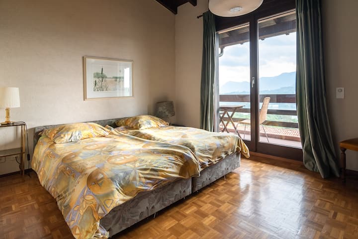 Dormitorio principal con baño privado.