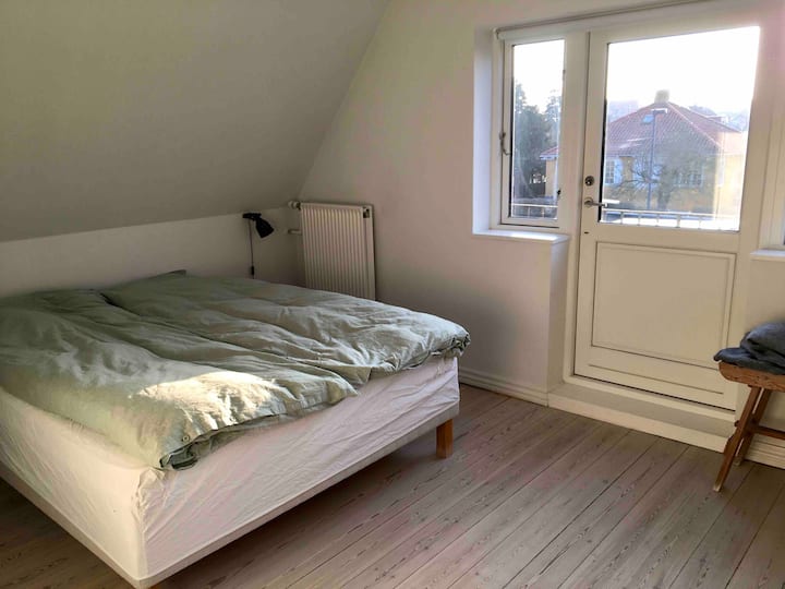 Основната спалня на първия етаж има голямо двойно легло. Оттук имате директен достъп до терасата на горния етаж.