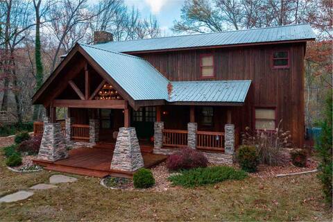 Christmas at the Lodge- cozy Riverfront retreat