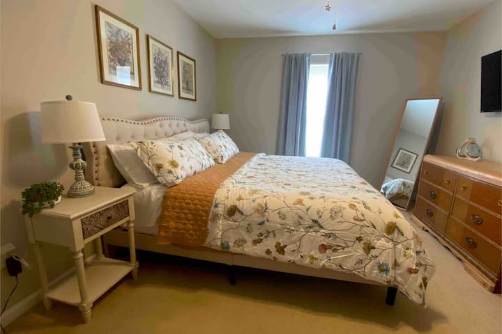 Ძირითადი საძინებელი ფლიგელი ძირითად დონეზე ოთახის გამუქებული ფარდებით. Ჰიპოალერგიული თეთრეული (ბუმბულის გარეშე) ყველა საწოლზე. Ყველა თეთრეული გარეცხილი და სანიტარიული წესით დამუშავებულია ვიზიტებს შორის.