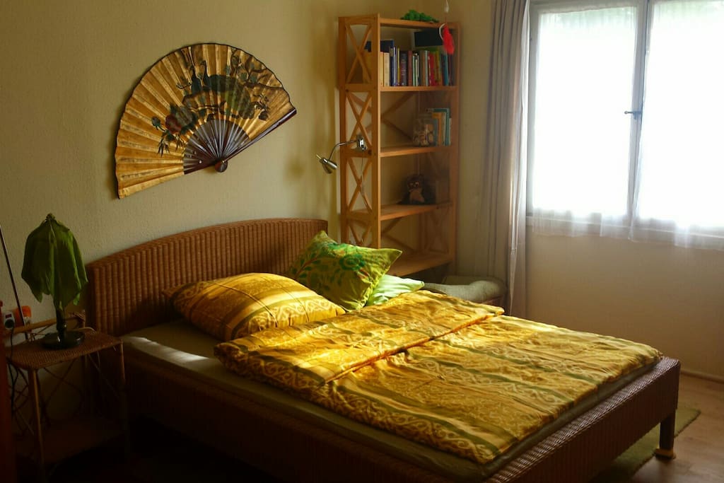 Schlafzimmer mit Rattanbett