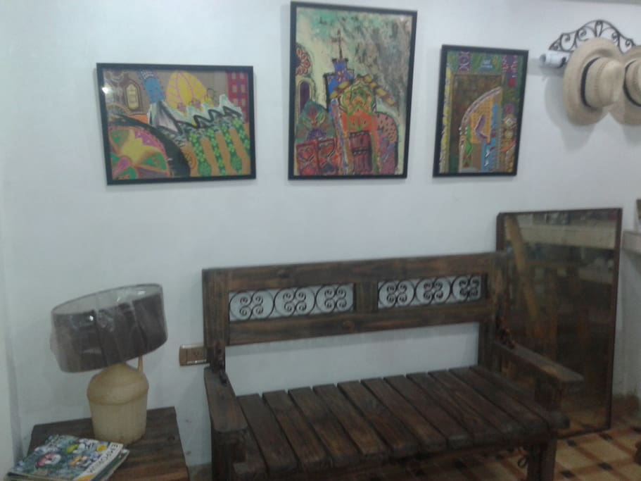 La entrada muy acogedora con pinturas tipicas y decoracion de madera