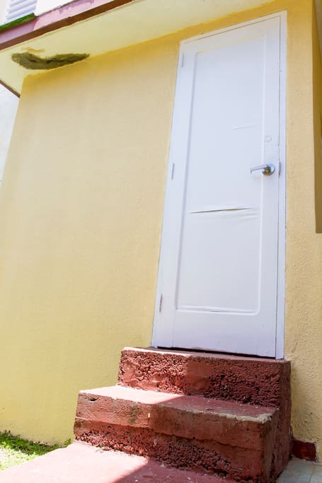 Puerta de la escalera hacia la habitacion