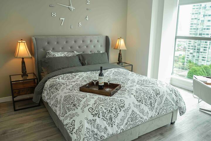 Lovely condo in heart of Downtown gallery image 2