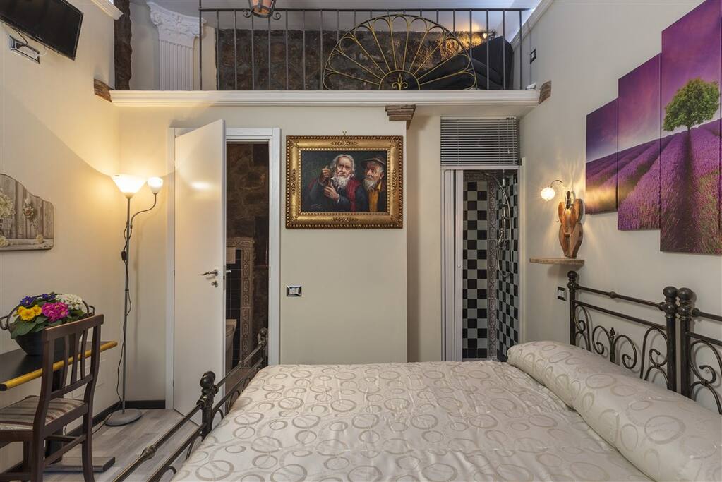 Matrimoniale "Le Spighe"; doccia e bagno separati.