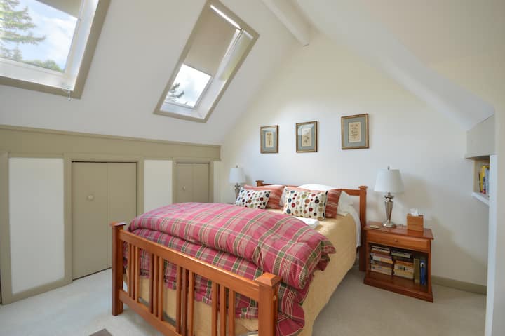 חדר שינה מרווח בגודל קווין סייז בקומה השנייה כולל חלונות גג לצפייה בכוכבים בלילה. כל אחד משלושת חדרי השינה מציע שפע של מקום בארון. עם שני חדרי רחצה מלאים, יש שפע של מקום למפגש משפחתי של שישה אורחים.