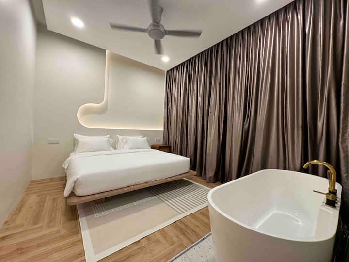 Dormitorio 1: 
dormitorio principal tamaño king con suite privada y jacuzzi y baño en la suite. 