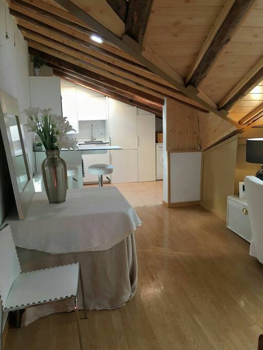 Comedor con cocina al fondo