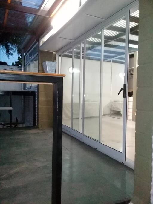 Entrada al departamento, y su balcon frontal, el balcon da a un patio interno de la casa