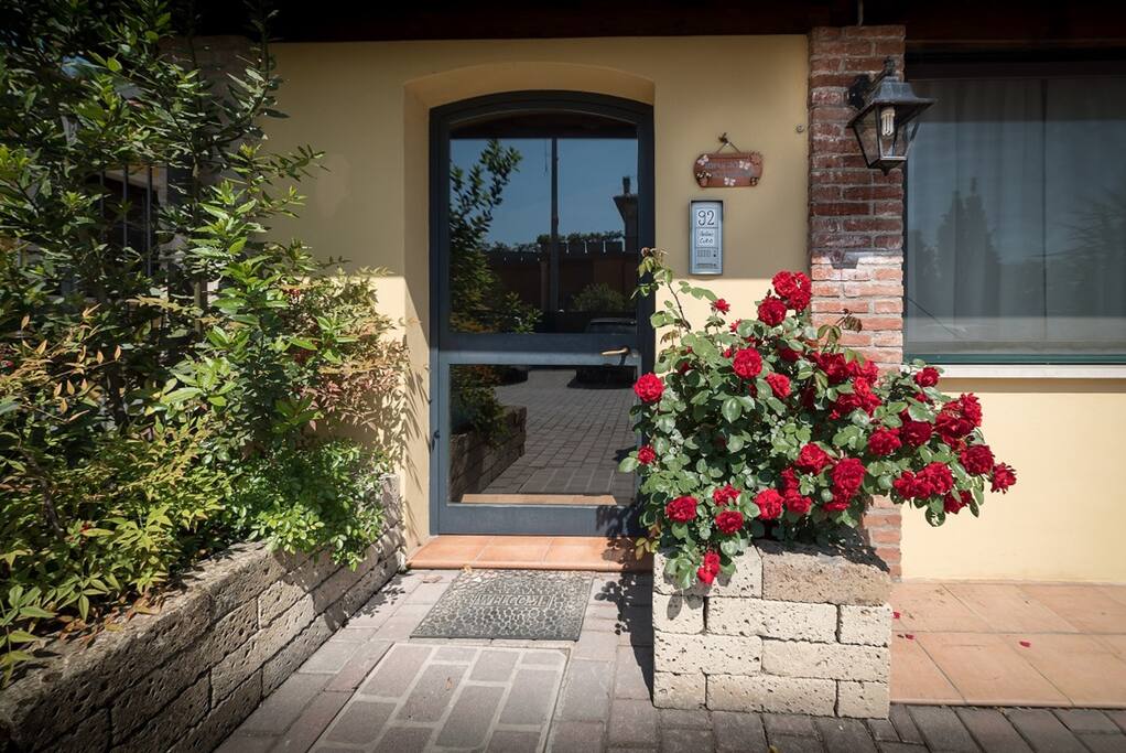 l'entrata del B&B come con le rose