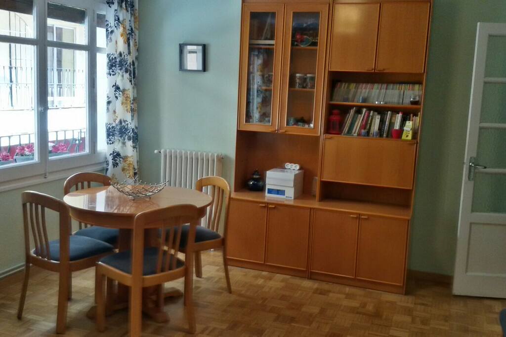 El comedor se encuentra en la zona del salón, todo el conjunto hace que la habitación sea muy espaciosa. Da a la calle principal. Tiene balcón.