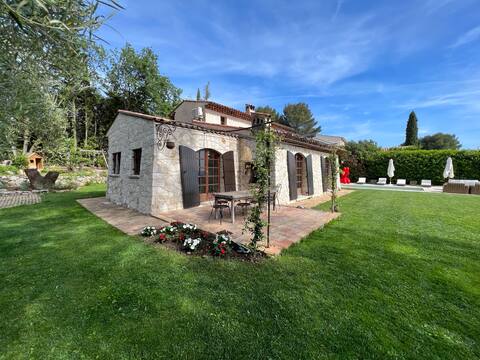 Provençal villa with Saint Paul views