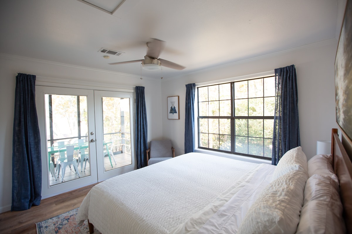 Chumba kikuu cha kulala kinachoelekea kwenye ukumbi uliochunguzwa