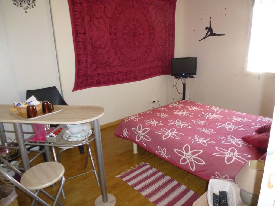 Chambre " Cupidon " , literie en 140 , grand placard , table haute et 2 hauts tabourets ...Pause "Thé " ...
