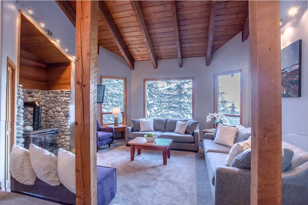 Aurora Lodge - Upper Living Room: Each sofa seats up to 4 people, so we have space for 11 people on comfy sofas. We have folding chairs if you need extra capacity.