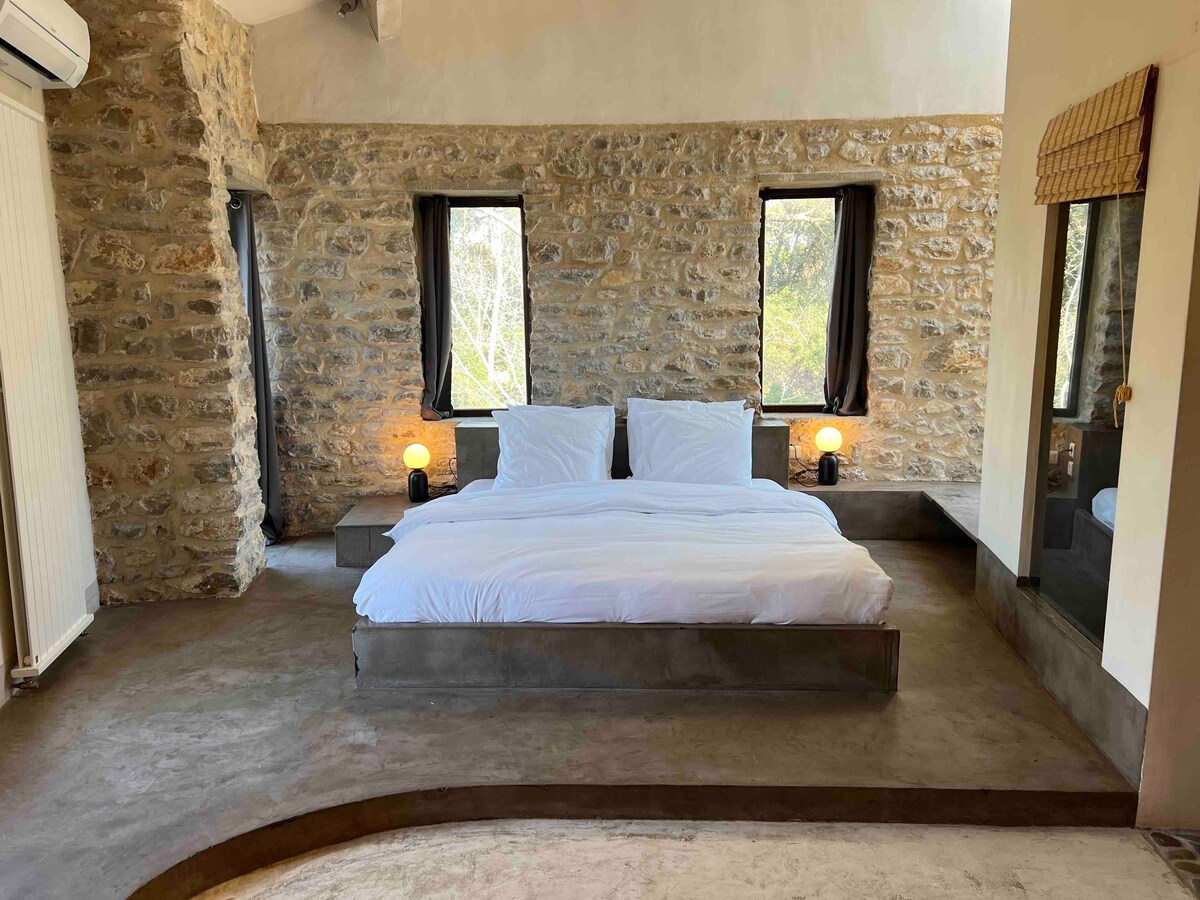 Მასტერ სუიტა ჯაკუზითა და საშხაპით 1 სართულზე 