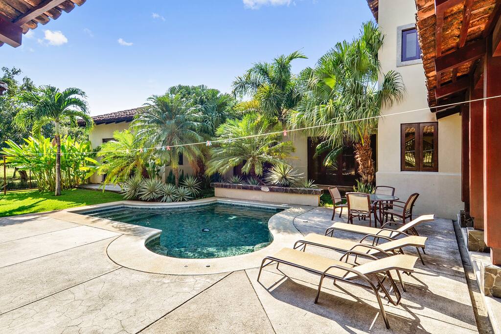 Enjoy paradise close to the beach!