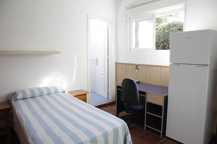 Habitación actualmente con dos camas (no en esta foto) y baño propio.