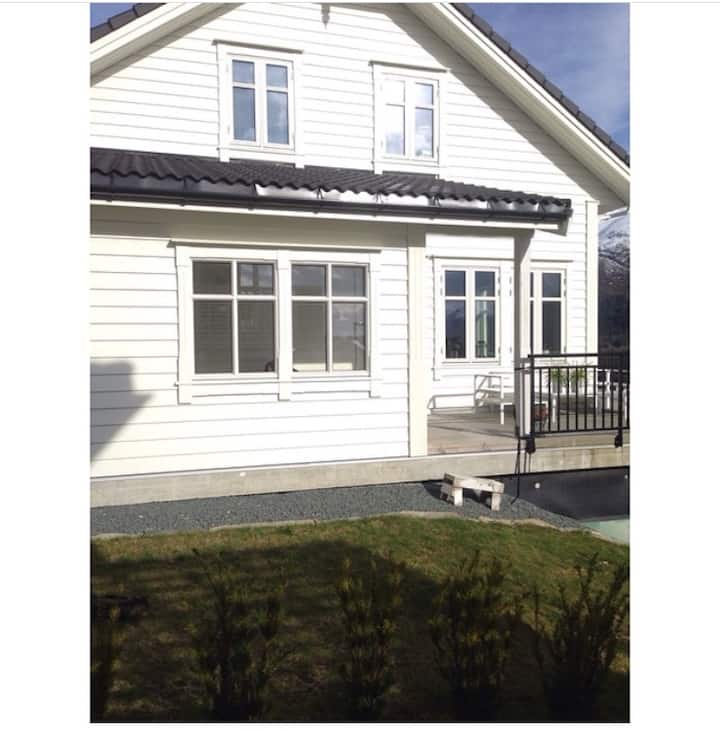 Tiltalande Einebustad Sentralt På Nordfjordeid. - Nordfjordeid