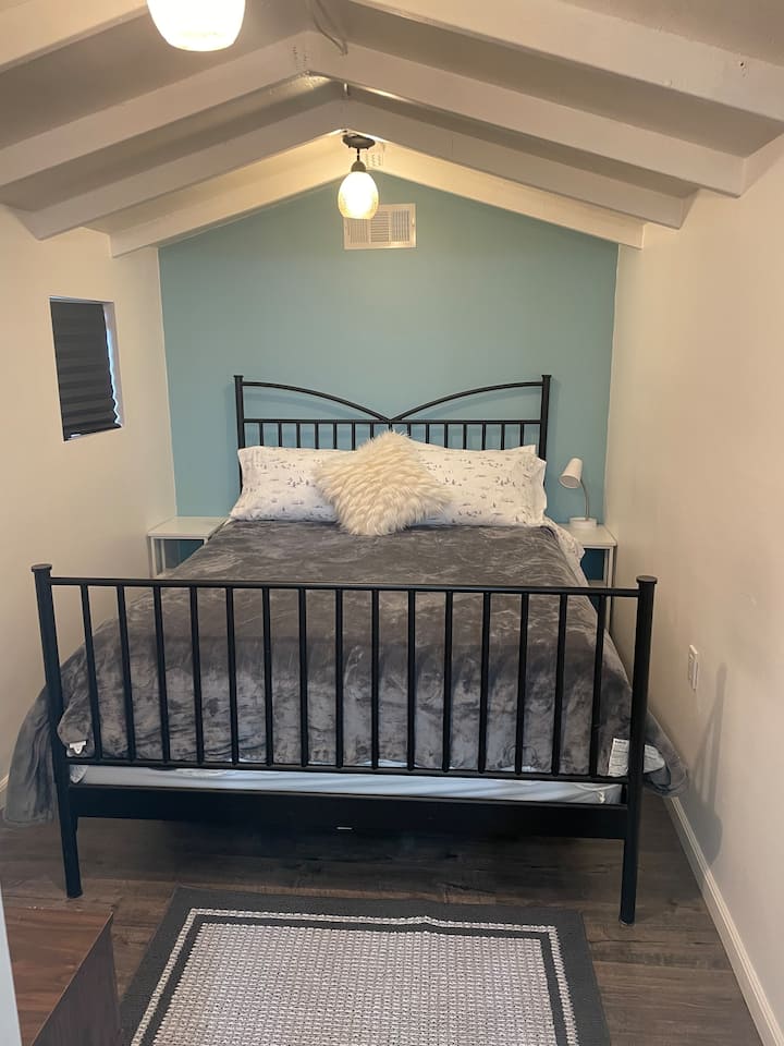 Walking distance to Downtown, adorable studio Tiny houses for Rent in