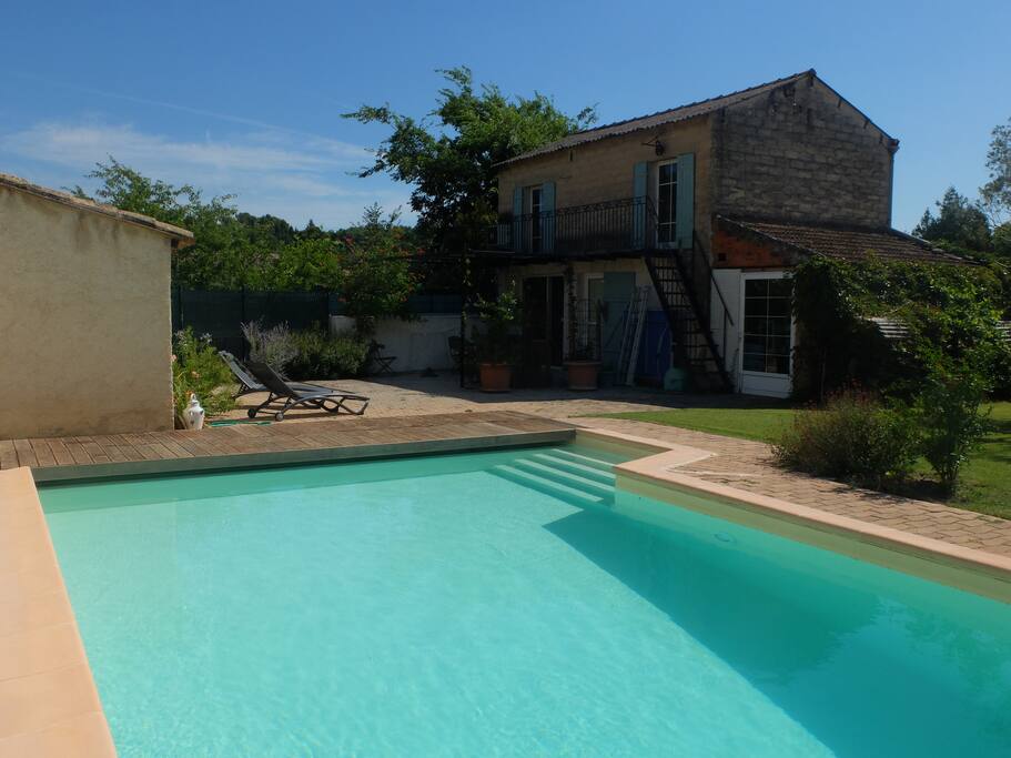 A droite, au rez-de-chaussée, le studio
Piscine sécurisée par un volet roulant.