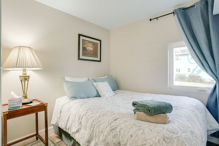 Cómoda cama queen en el dormitorio #1 con cortinas oscurecidas.