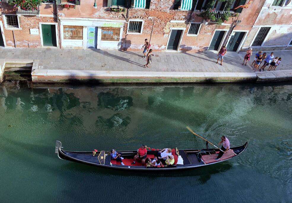My brother sings in the gondolas, you can meet him sometimes under our windows