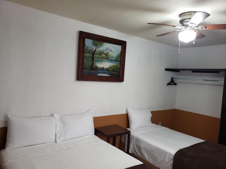 Საძინებელი მეორე სართულზე.