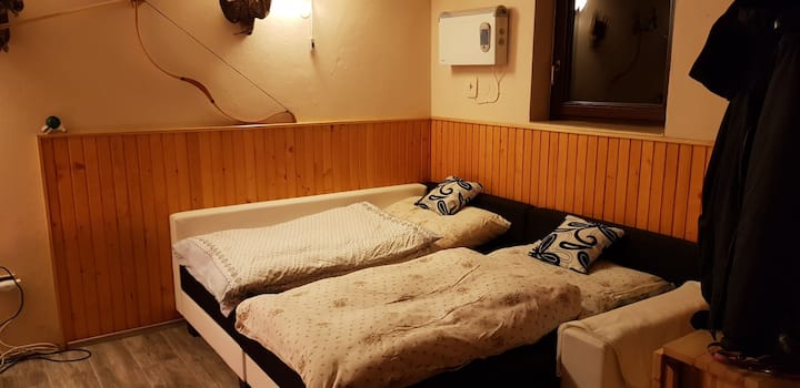 سرير في الطابق الأرضي 