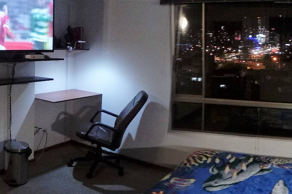 Habitación amplia 35 mts2, Escritorio, Cama doble, Smart TV 4K YouTube, Netflix, etc.Walking Closet, Baño Privado