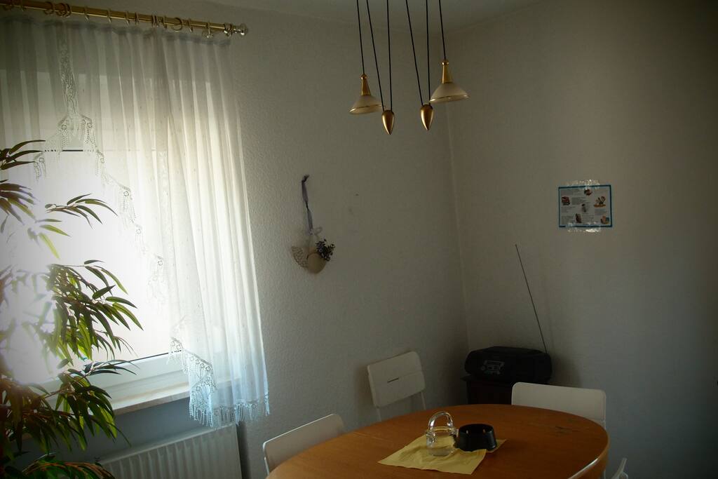 Schönes Esszimmer mit Küche
