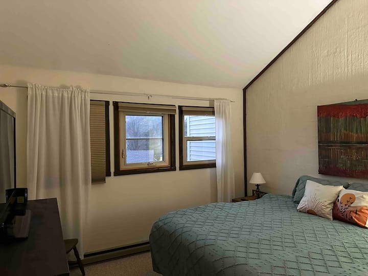 King Master s pogledom na planine i pametnim televizorom.