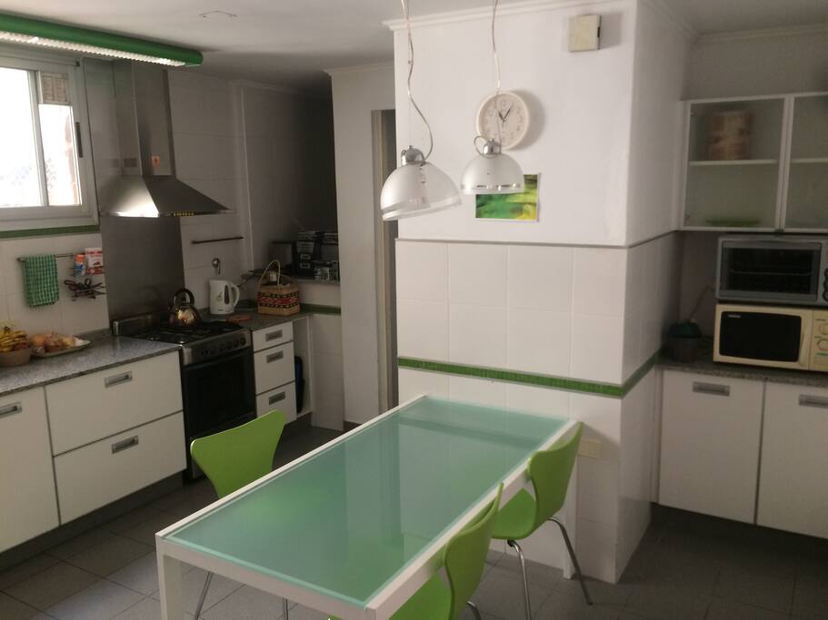 Cocina completa y comedor