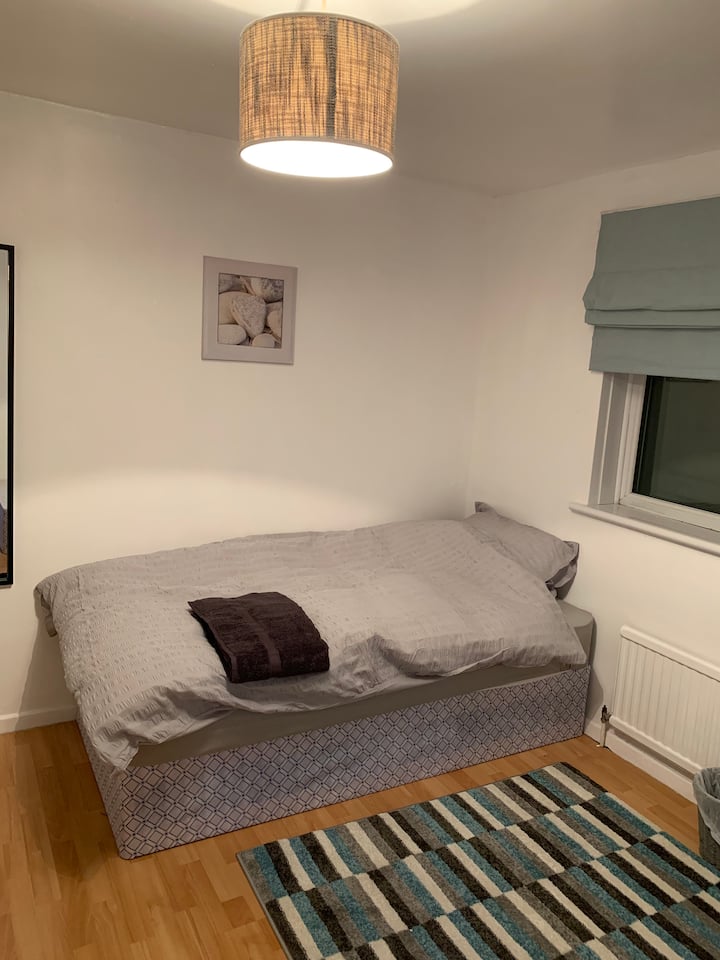 Trokrevetna spavaća soba; tri kreveta za jednu osobu.