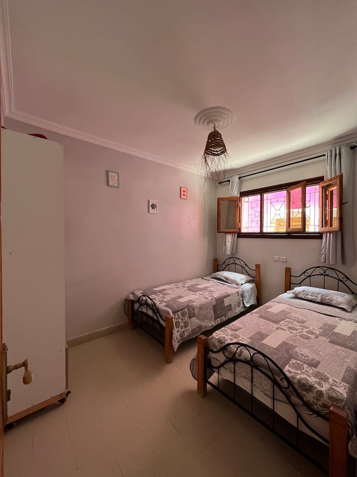 hiki ni chumba cha watoto kilicho na vitanda viwili vya mtu mmoja.