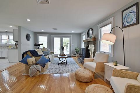 Spacious, Comfy Colonial min. to Boston