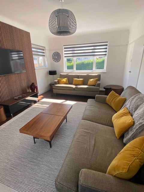 Luxury Whole House - Excellent Parking