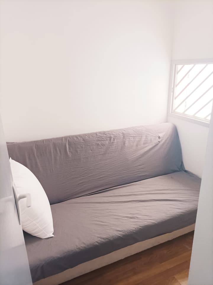 Izba v chatke s klasickou rozkladacou pohovkou.