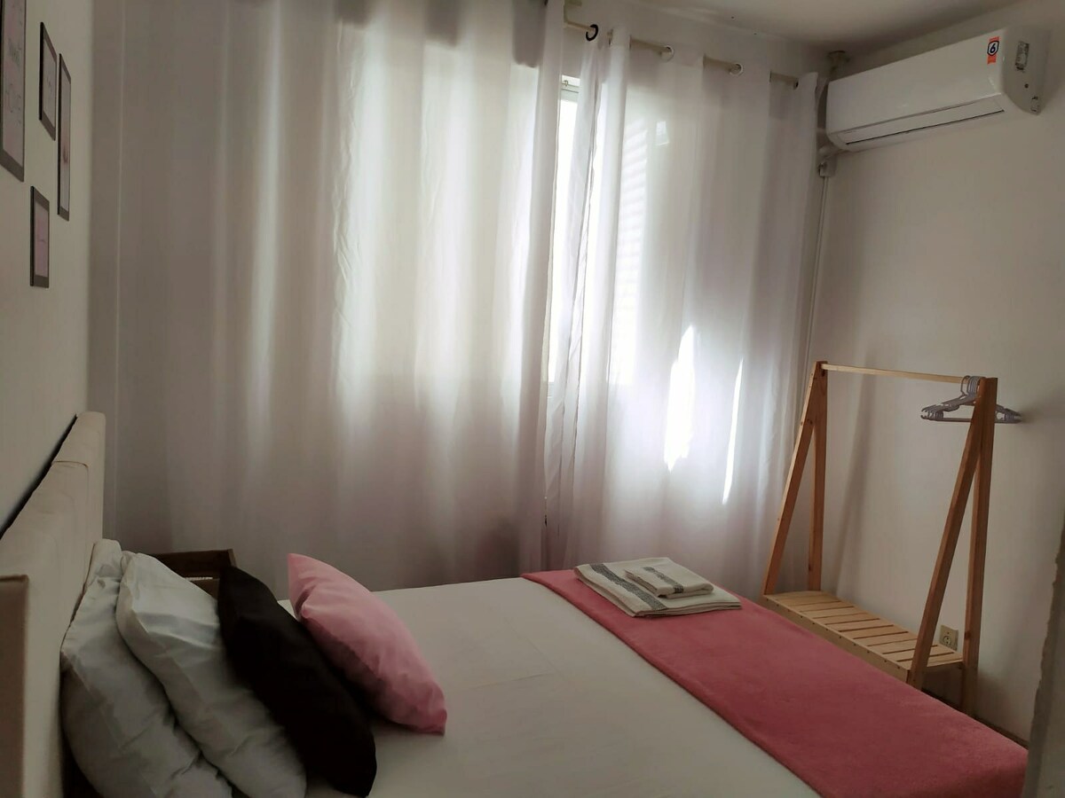 מיטה נוחה עם מצעים, מגבות וכיסויים תמיד סופר נקיים❤️