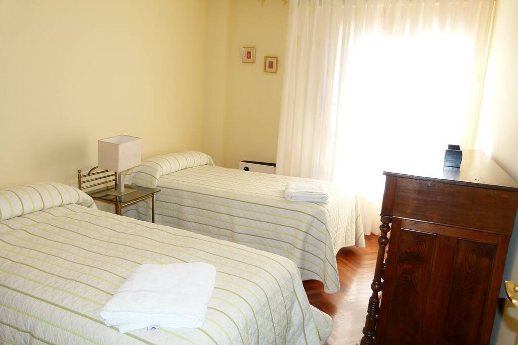 Dormitorio con armario empotrado. Colchones buenos.