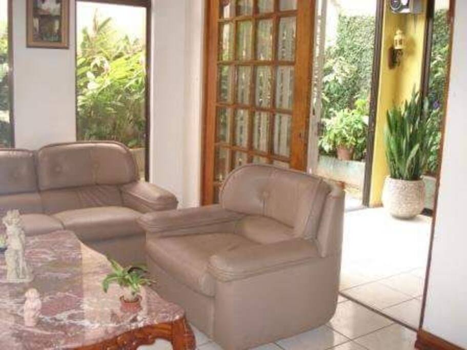 Sala de estar, terraza y patio