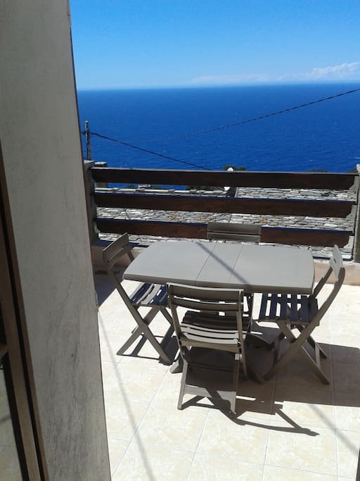 terrasse donnant sur la chambre vue panoramique de la mer