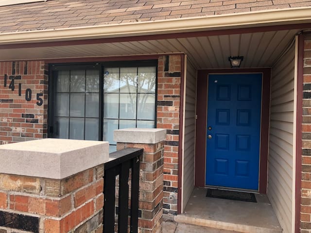 Nice townhouse near many N OKC top spots!