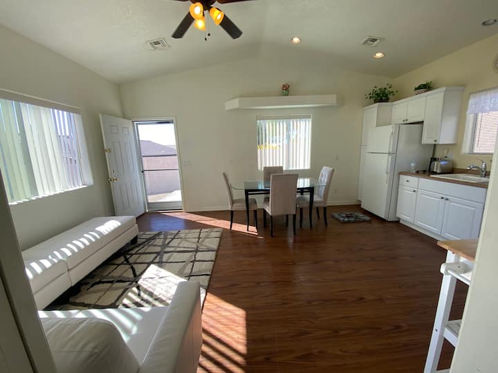 ทางเดินด้านหน้าไปยัง Casita พร้อมห้องครัวที่มีหม้อจานเครื่องเงินไมโครเวฟโต๊ะรับประทานอาหารโซฟาปรับนอนเพดานโค้งพัดลมเพดานสมาร์ททีวีขนาด 50 ”จานดาวเทียม WIFI ห้องนอนห้องน้ำตู้เสื้อผ้าแบบวอล์กอินโต๊ะทำงานเครื่องซักผ้าและเครื่องอบผ้า